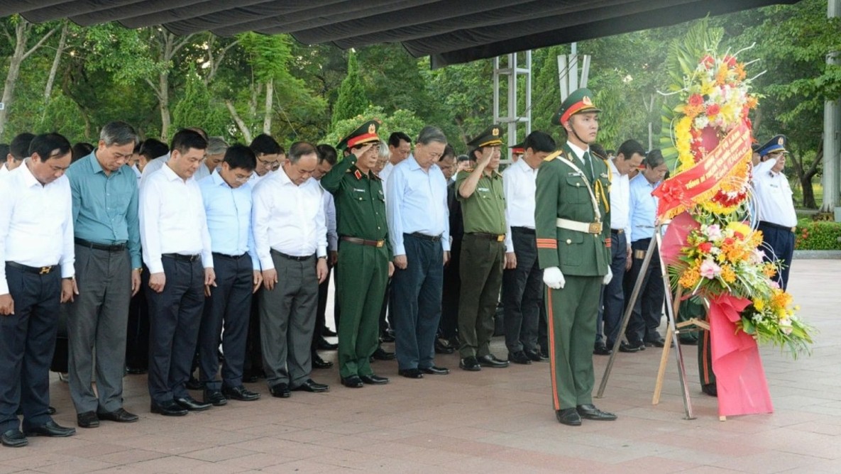 Tổng Bí thư, Chủ tịch nước Tô Lâm dâng hương tưởng niệm tại Quảng Trị