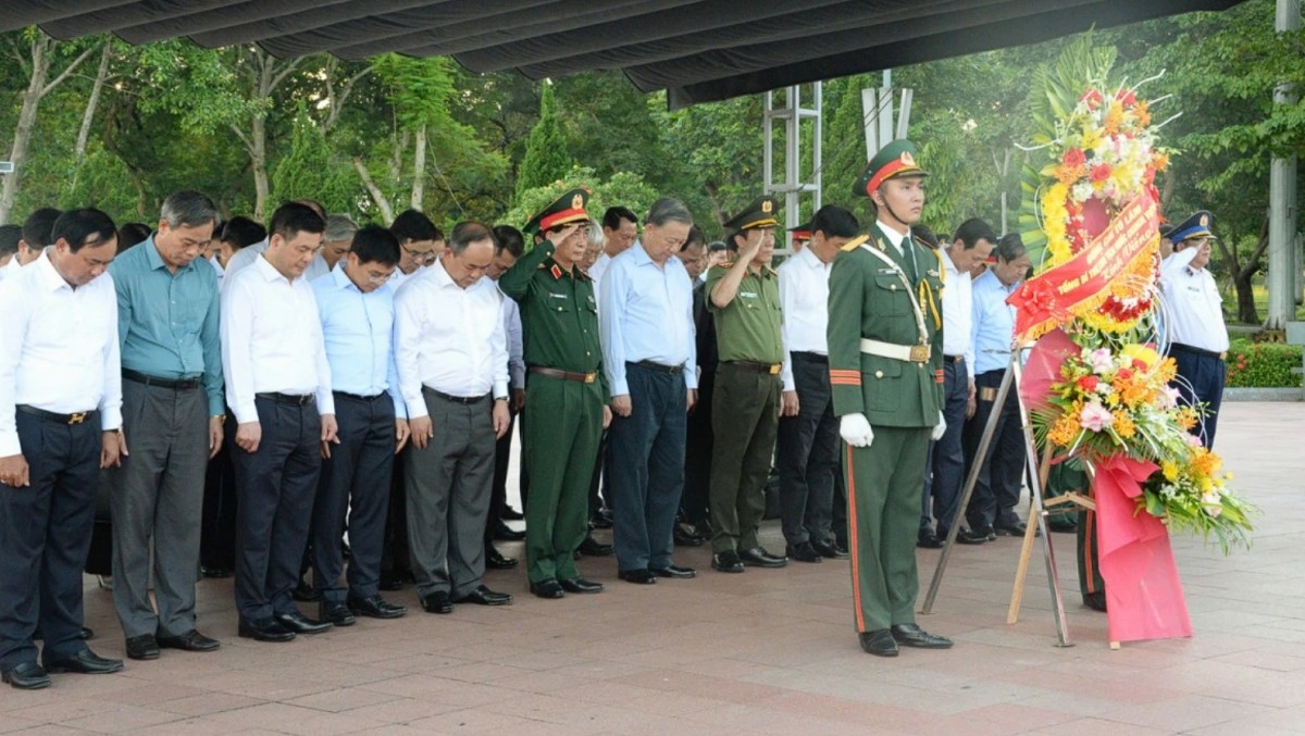 Tổng Bí thư, Chủ tịch nước Tô Lâm dâng hương tưởng niệm tại Quảng Trị