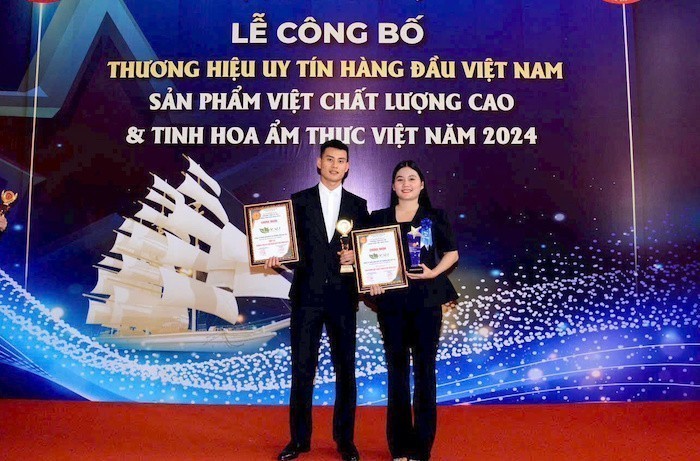 Vợ chồng doanh nhân Trần Thị Vui tự hoà khi Thảo dược V.U.I đạt danh hiệu  Thảo dược V.U.I đạt danh hiệu “Sản phẩm Việt chất lượng cao”