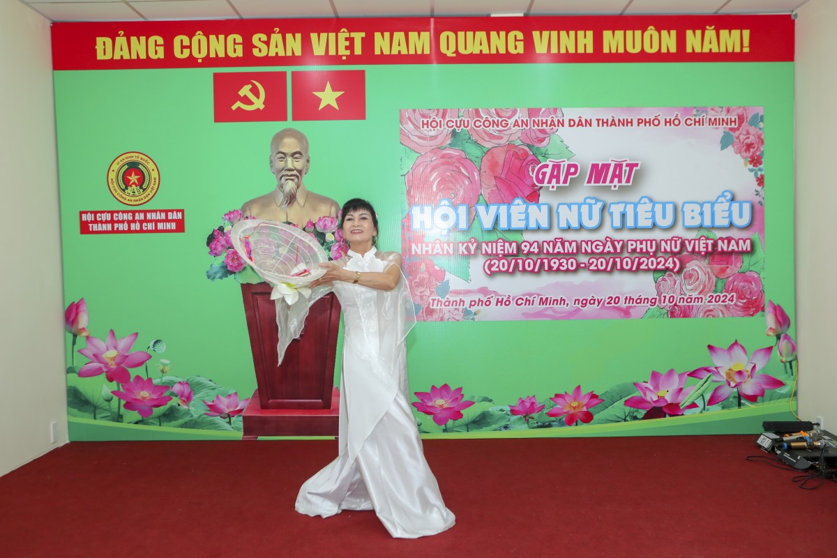 Các tiết mục văn nghệ do hội viên Hội Cựu CAND TPHCM biểu diễn tại buổi gặp mặt