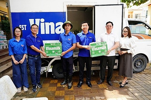 Vinamilk hỗ trợ người dân khắc phục hậu quả sau bão lũ, khôi phục cuộc sống