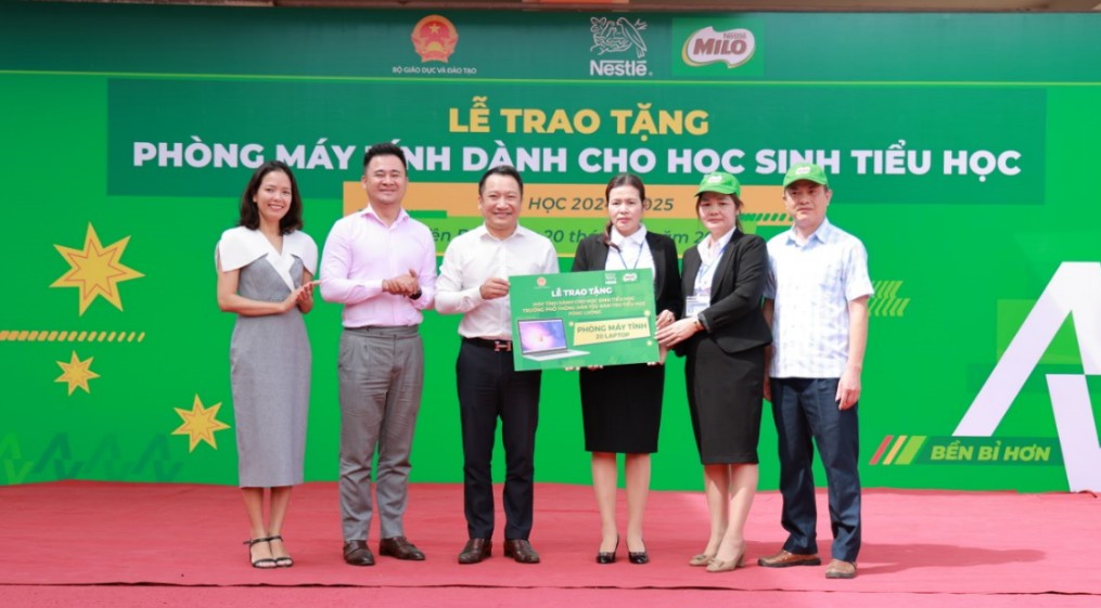 Đại diện Bộ GDDT, Nestlé MILO trao tặng phòng máy tính cho Trường PTDT Bán trú Tiểu học Púng Luông