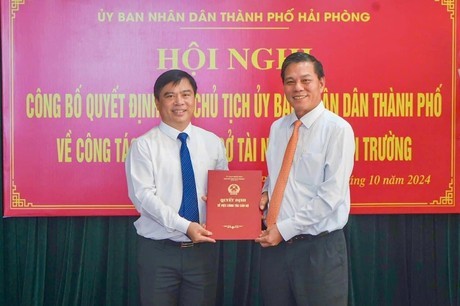 Chủ tịch UBND TP Hải Phòng Nguyễn Văn Tùng trao Quyết định cho tân Giám đốc Sở Tài nguyên và Môi trường Dương Đình Ổn.