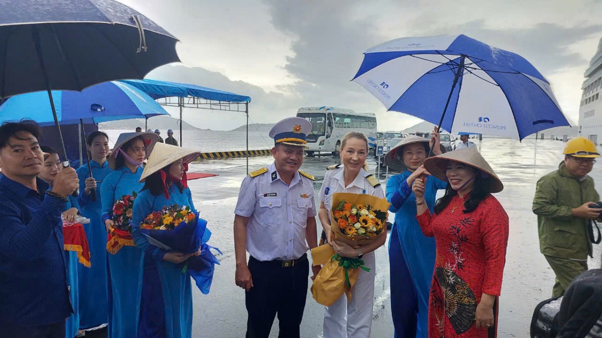 Các đại diện địa phương tặng hoa và chụp hình lưu niệm với thủy thủ đoàn và những hành khách đầu tiên bước xuống tàu.