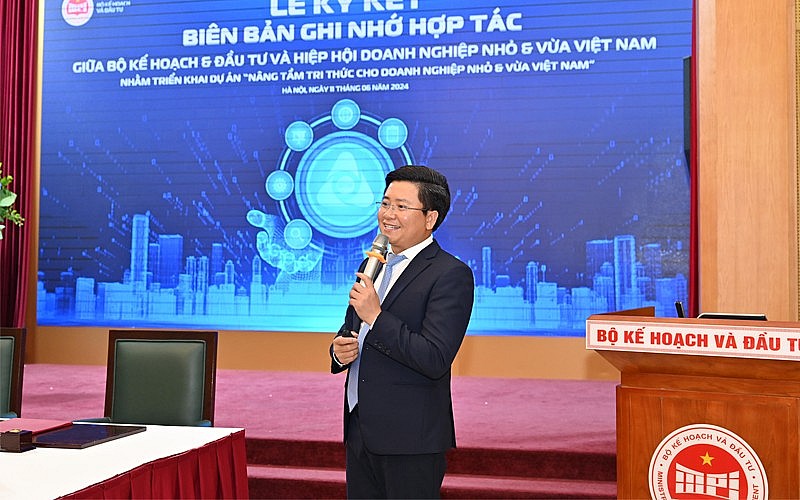 Ông Nguyễn Kim Hùng - Phó Chủ tịch Hiệp hội doanh nghiệp nhỏ và vừa trình bày về Dự án tái sự kiện kick off dự án