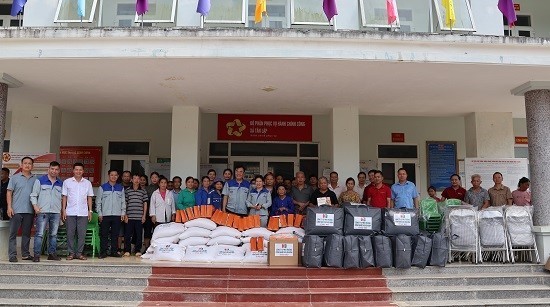 Yên Bái: Công ty CP môi trường công nghệ cao Hòa Bình tặng 100 bộ bàn, ghế cho học sinh