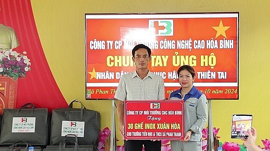 Yên Bái: Công ty CP môi trường công nghệ cao Hòa Bình tặng 100 bộ bàn, ghế cho học sinh