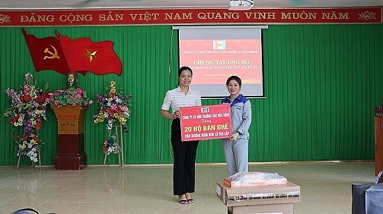 Yên Bái: Công ty CP môi trường công nghệ cao Hòa Bình tặng 100 bộ bàn, ghế cho học sinh