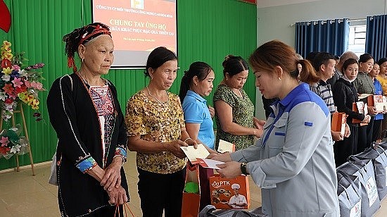 Yên Bái: Công ty CP môi trường công nghệ cao Hòa Bình tặng 100 bộ bàn, ghế cho học sinh