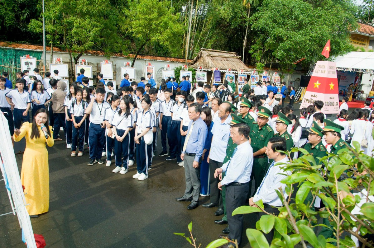 Đại biểu nghe thuyết minh hình ảnh, tư liệu “Hoàng Sa, Trường Sa của Việt Nam - Những bằng chứng lịch sử và pháp lý”.