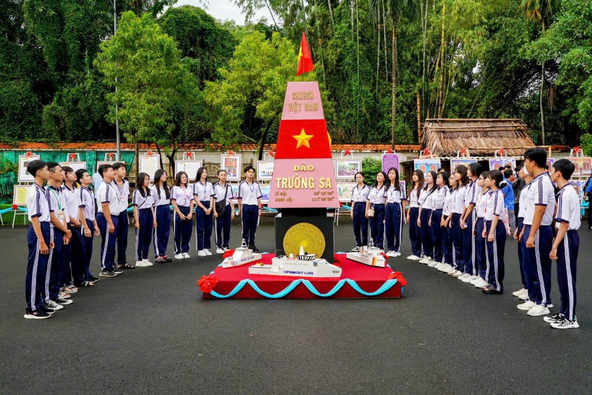 Các em học sinh tham quan triển lãm. 