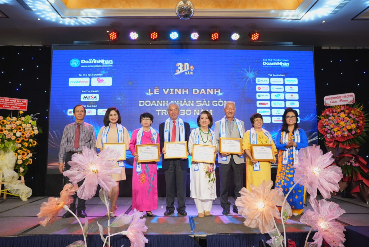 BTC VINH DANH CAC DOANH NHAN THANH VIEN CLB DNSG CÓ QUÁ TRÌNH LÃNH ĐẠO DN HƠN 30 NĂM