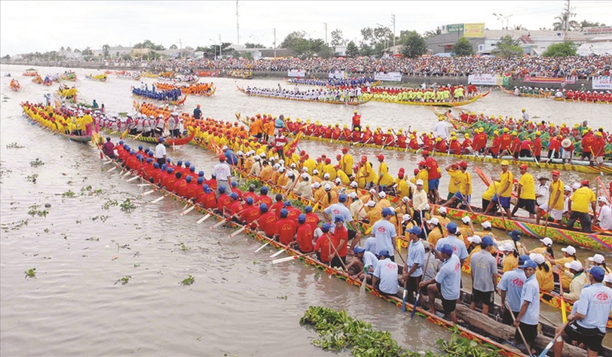 Lễ hội Óoc Om Bóc - Đua ghe ngo là một lễ hội truyền thống của đồng bào dân tộc Khmer