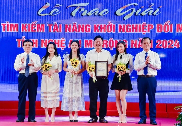 Ông Bùi Đình Long - Phó Chủ tịch UBND tỉnh Nghệ An và ông Nguyễn Quý Linh - Giám đốc Sở Khoa học và Công nghệ Nghệ An trao giải Nhất cho nhóm tác giả của Dự án Ứng dụng ghép hàng và xe ghép hàng.