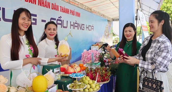 200 mặt hàng được trưng bày trong các gian hàng là sản phẩm OCOP và sản phẩm đặc trưng của doanh nghiệp trên địa bàn TP. Vinh và các địa phương khác của tỉnh Nghệ An. 