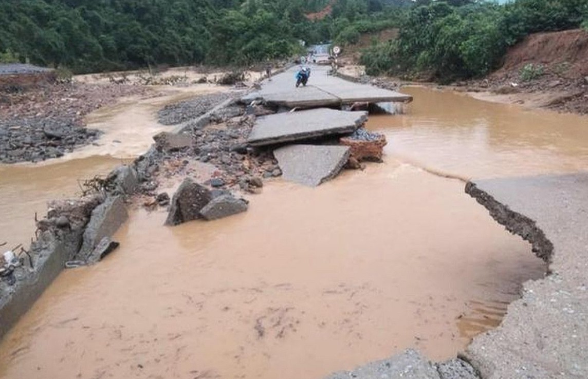 Quảng Trị: Nhiều tuyến đường bị ngập, hư hỏng nặng do ảnh hưởng của bão số 6