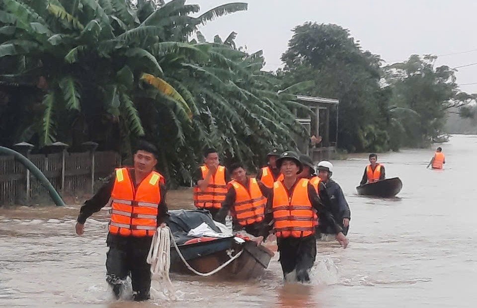 Quảng Trị: Lực lượng công an và lực lượng vũ trang kịp thời hỗ trợ người dân trước ảnh hưởng của bão số 6