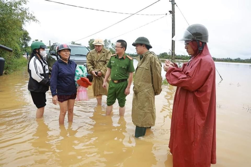 Quảng Trị: Lực lượng công an và lực lượng vũ trang kịp thời hỗ trợ người dân trước ảnh hưởng của bão số 6