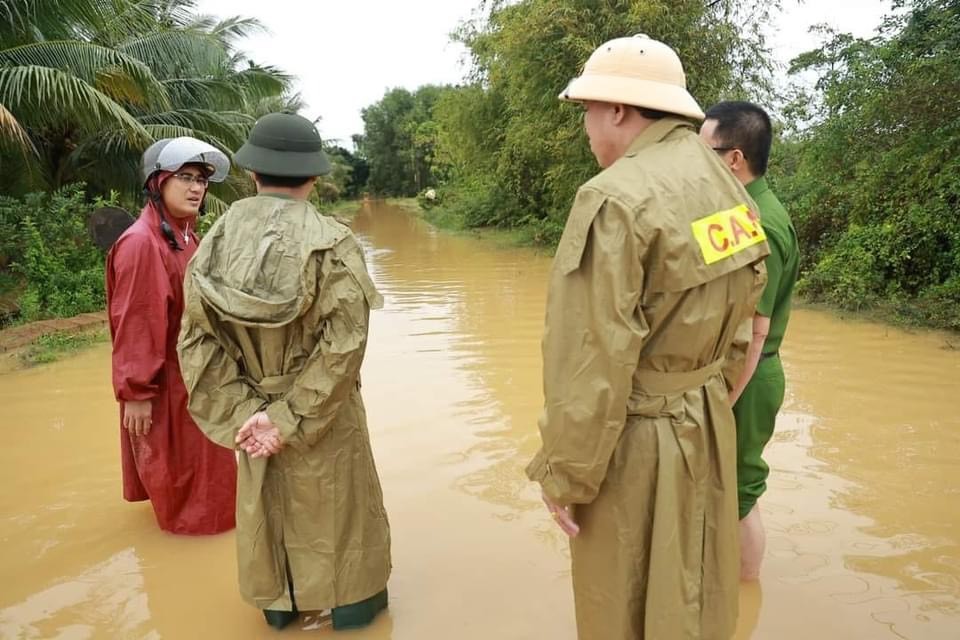 Quảng Trị: Lực lượng công an và lực lượng vũ trang kịp thời hỗ trợ người dân trước ảnh hưởng của bão số 6