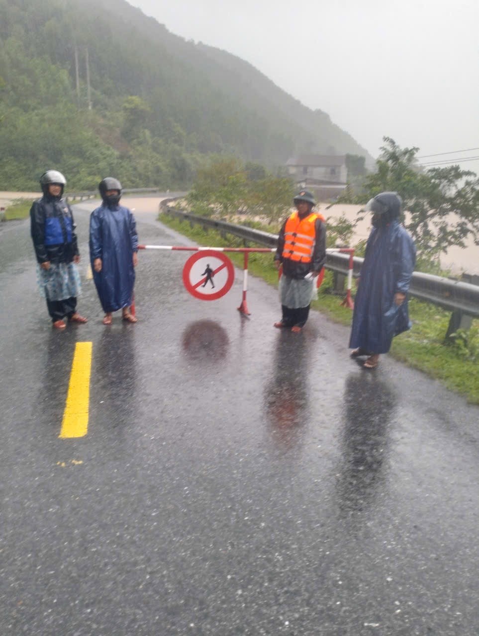 Quảng Trị: Lực lượng công an và lực lượng vũ trang kịp thời hỗ trợ người dân trước ảnh hưởng của bão số 6