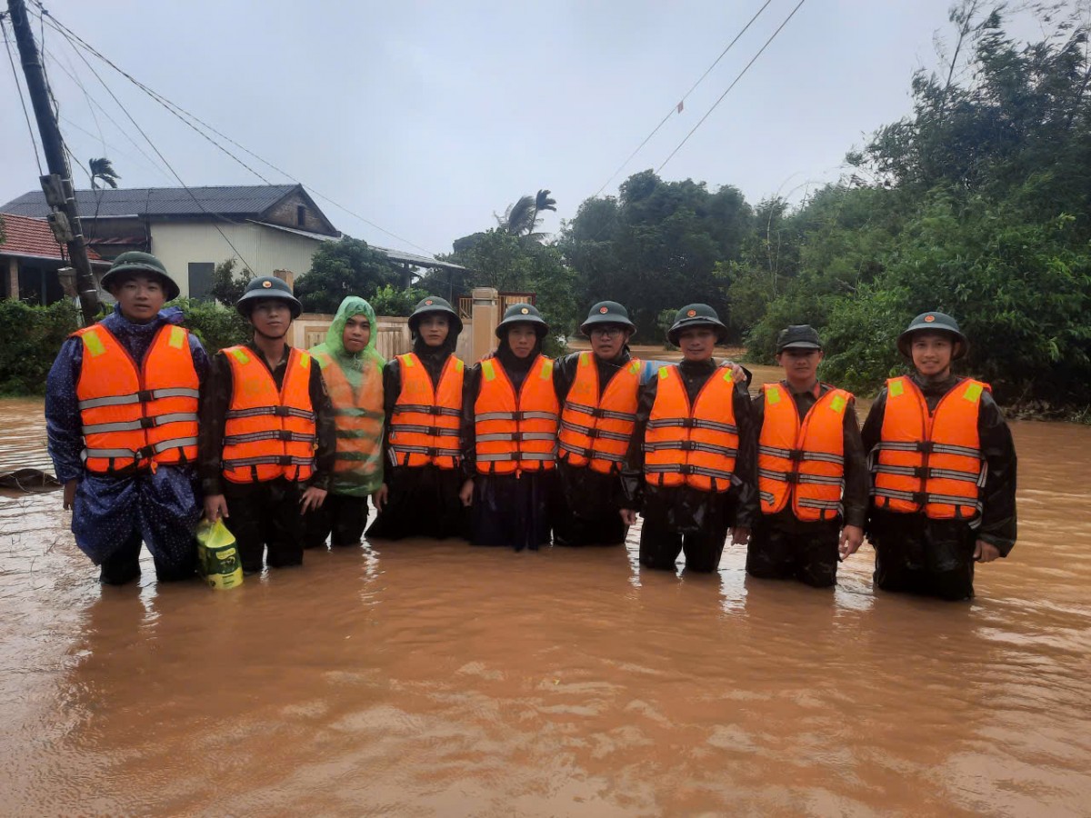 Quảng Trị: Lực lượng công an và lực lượng vũ trang kịp thời hỗ trợ người dân trước ảnh hưởng của bão số 6