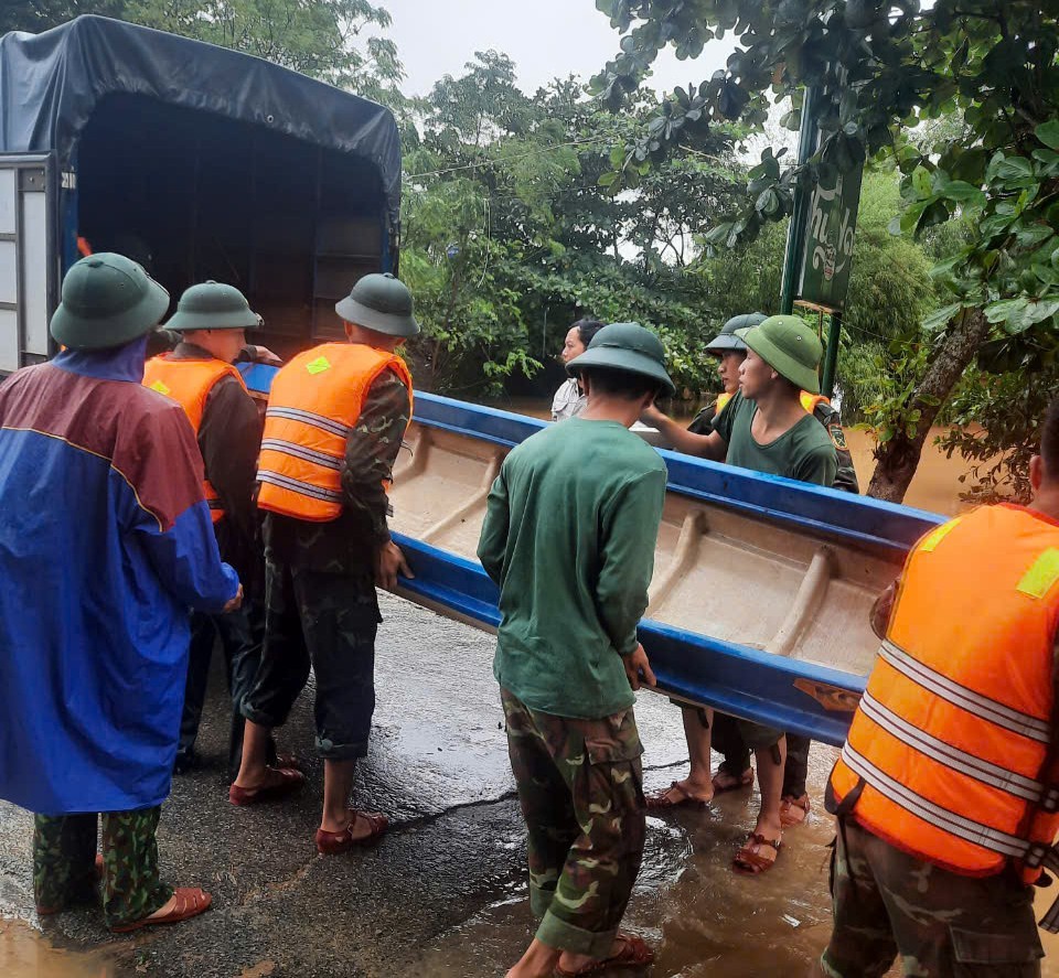 Quảng Trị: Lực lượng công an và lực lượng vũ trang kịp thời hỗ trợ người dân trước ảnh hưởng của bão số 6