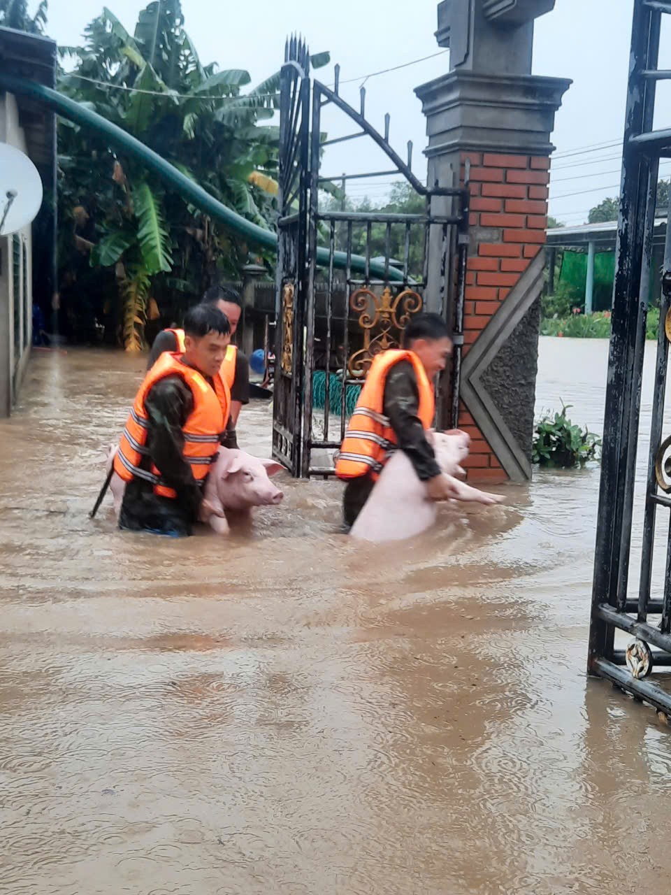 Quảng Trị: Lực lượng công an và lực lượng vũ trang kịp thời hỗ trợ người dân trước ảnh hưởng của bão số 6