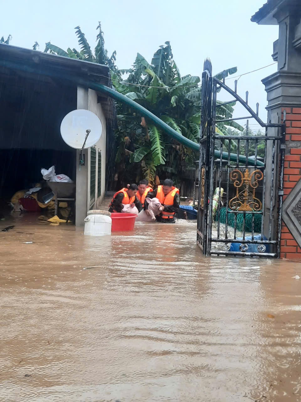 Quảng Trị: Lực lượng công an và lực lượng vũ trang kịp thời hỗ trợ người dân trước ảnh hưởng của bão số 6