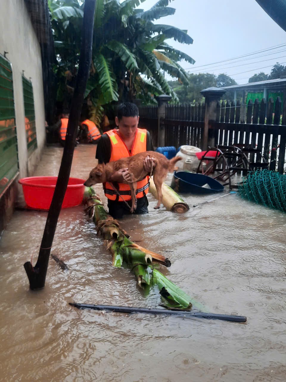 Quảng Trị: Lực lượng công an và lực lượng vũ trang kịp thời hỗ trợ người dân trước ảnh hưởng của bão số 6