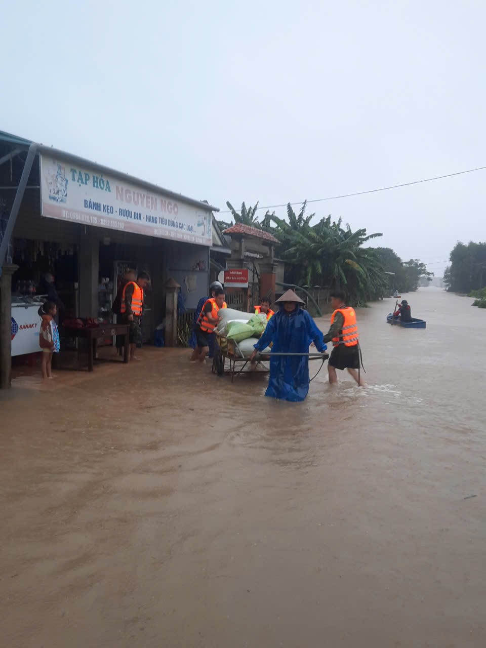 Quảng Trị: Lực lượng công an và lực lượng vũ trang kịp thời hỗ trợ người dân trước ảnh hưởng của bão số 6