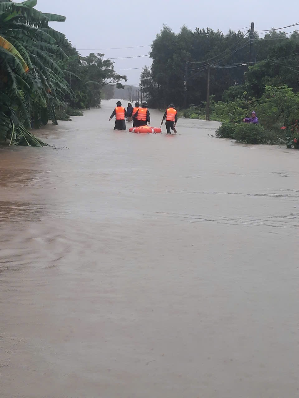 Quảng Trị: Lực lượng công an và lực lượng vũ trang kịp thời hỗ trợ người dân trước ảnh hưởng của bão số 6