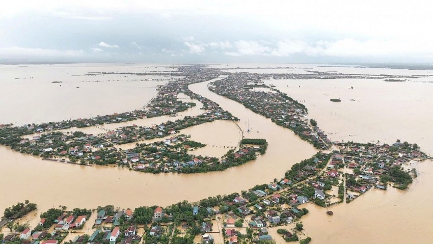 Toàn cảnh huyện Lệ Thủy chìm trong biển nước.jpg