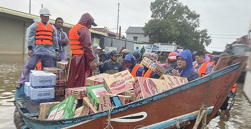 Những chuyến hàng cứu trợ tiếp tục đến với người dân vùng ngập lụt Lệ Thủy..jpg