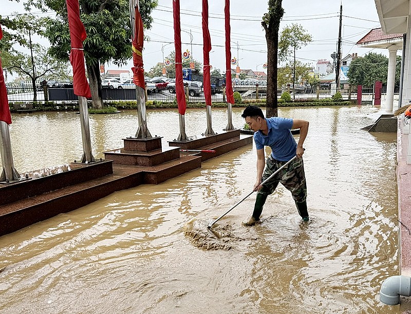 Người dân huyện Lệ Thủy tiến hành vệ sinh sau ngập lụt.jpg