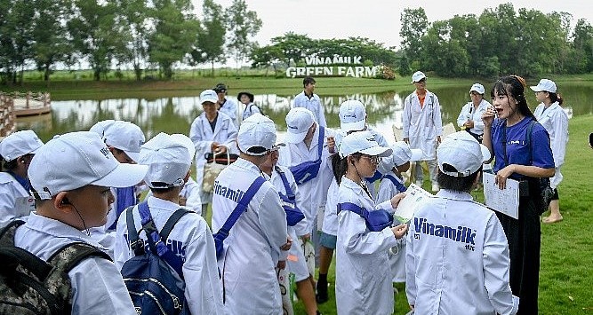 Học sinh khám phá trang trại, nhà máy "xanh" sản xuất ra hộp sữa Vinamilk