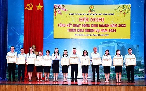 Bà Nguyễn Thị Kim Mai - Chủ tịch Công ty, thừa ủy quyền của Chủ tịch UBND Tỉnh trao Bằng khen cho các cá nhân có thành tích xuất sắc