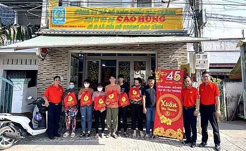 Ông Mai Thanh Bình– Giám đốc Công ty (thứ hai từ phải qua) vàÔngNguyễn Quang Nhựt– Trưởng Ban kiểm soát Công ty (thứ nhất từ trái qua) và ÔngNguyễn Hoàng Thắng(thứ nhất từ phải qua) trao tặng quà cho người bán vé số lẻ tại tỉnh Tây Ninh