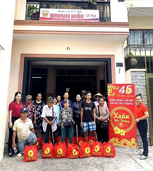 Bà Nguyễn Thị Kim Mai(áo màu đỏ bên trái)- Chủ tịch Công ty và bàNguyễn Thị Thùy Hương– Trưởng phòng Kế hoạch kinh doanhCông ty (áo màu cam) trao tặng quà cho người bán vé số lẻ tại thành phố Hồ Chí Minh.