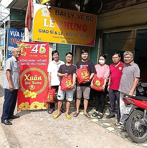 Ông Trần Trọng Nghĩa– Phó Giám đốc Công ty (thứ nhất từ trái qua) và ôngTrương Hoàng Hiệp(thứ hai từ phải qua) trao tặng quà cho người bán vé số lẻ tại Đồng Nai.