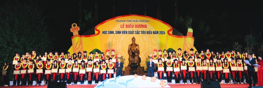 Lãnh đạo thành phố Hải Phòng tặng khen các em học sinh, sinh viên xuất sắc tiêu biểu.