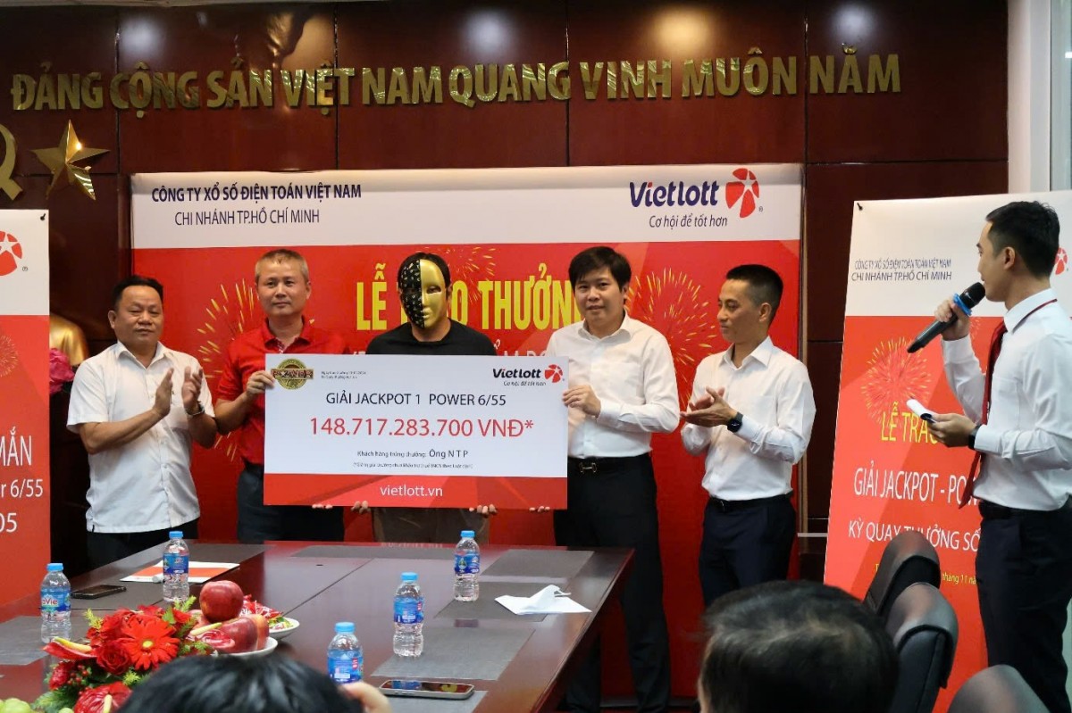 Trúng xổ số Vietlott, nam thanh niên ở TP. Hồ Chí Minh nhận Jackpot hơn 148 tỷ đồng