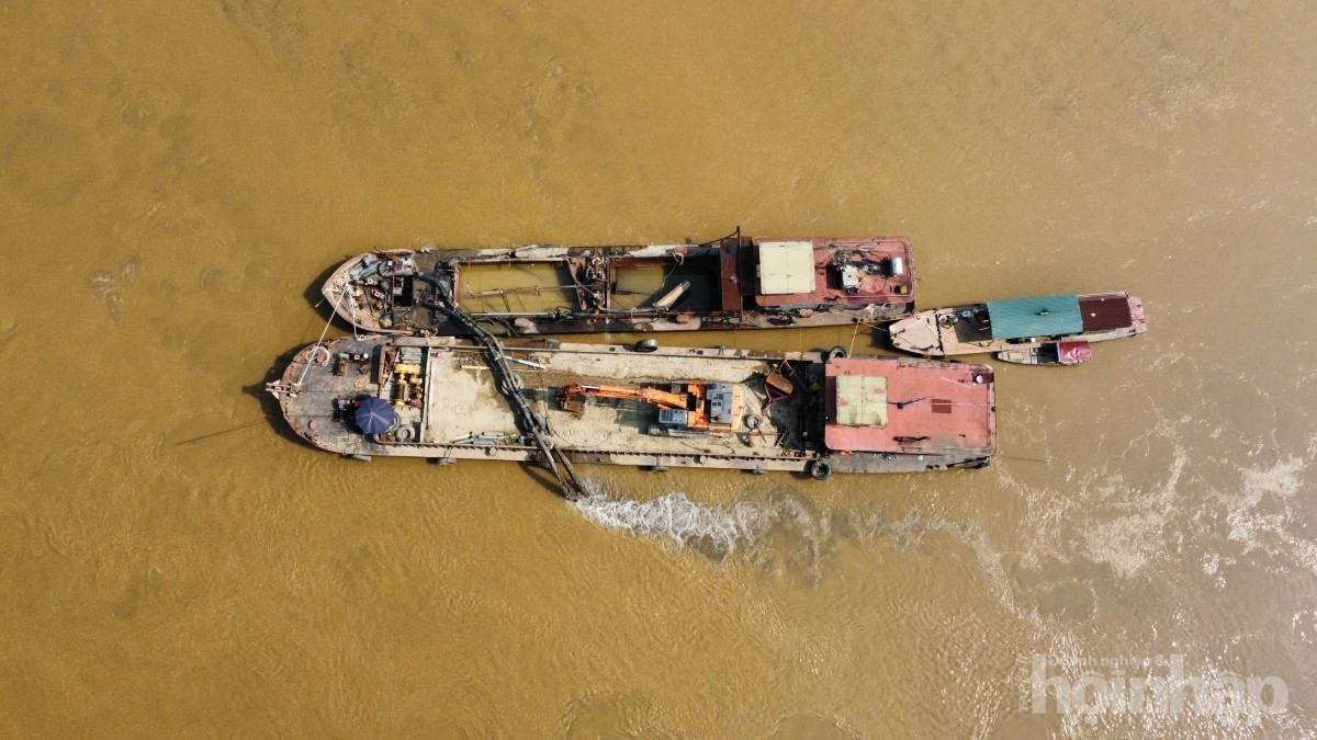 Phú Thọ: Huy động tàu hút cát hỗ trợ trục vớt cầu Phong Châu bị sập Phú Thọ: Huy động tàu hút cát hỗ trợ trục vớt cầu Phong Châu bị sập