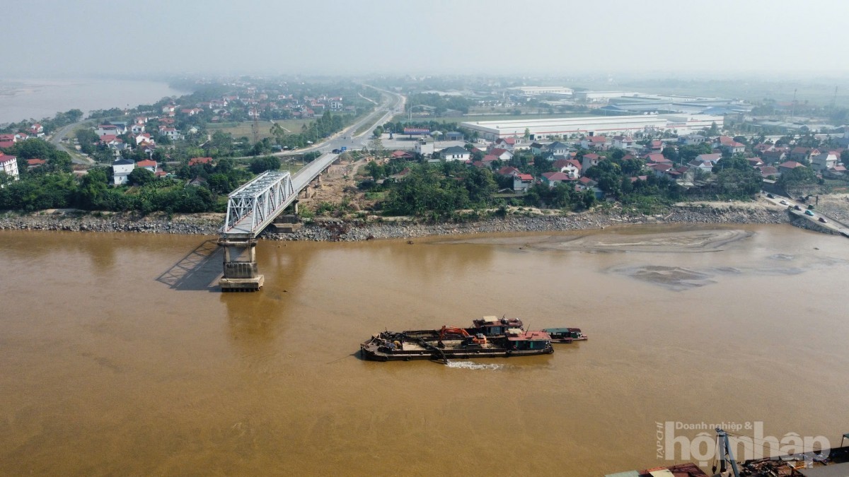 Phú Thọ: Huy động tàu hút cát hỗ trợ trục vớt cầu Phong Châu bị sập Phú Thọ: Huy động tàu hút cát hỗ trợ trục vớt cầu Phong Châu bị sập