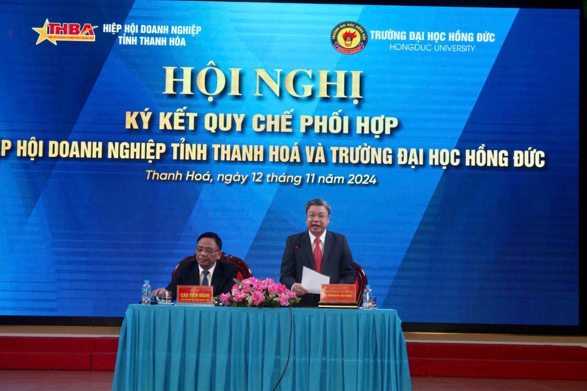 Hiệp hội Doanh nghiệp tỉnh Thanh Hoá ký kết Quy chế phối hợp năm 2024 - 2025 và tặng quà lưu niệm cho Trường Đại học Hồng Đức.