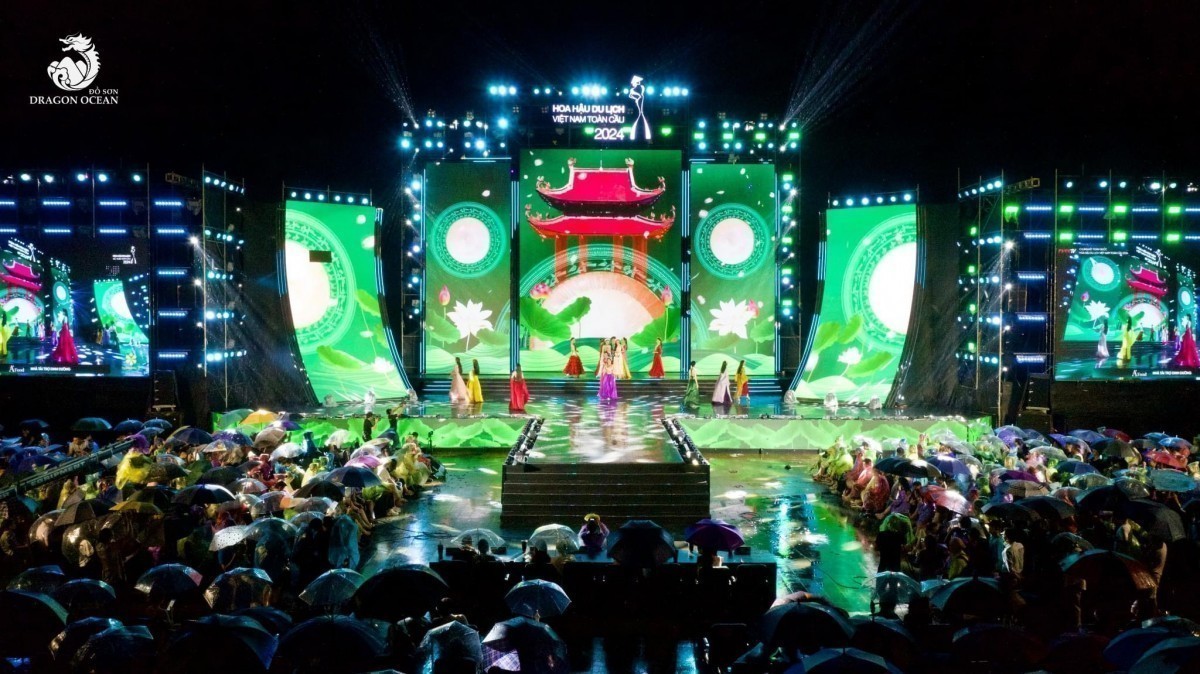 Sân khấu chung kết Hoa hậu Du lịch Việt nam toàn cầu 2024 (Nguồn: Dragon Ocean Đồ Sơn) Sân khấu chung kết Hoa hậu Du lịch Việt nam toàn cầu 2024 (Nguồn: Dragon Ocean Đồ Sơn)