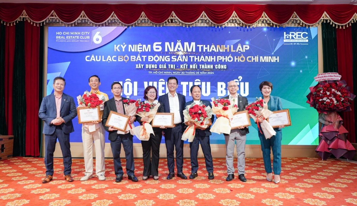 Ông Phạm Thanh Hưng - Phó Chủ tịch Câu Lạc Bộ Bất Động Sản TP.HCM trao tặng giấy khen tri ân Hội viên tích cực giai đoạn 2023 - 2024 