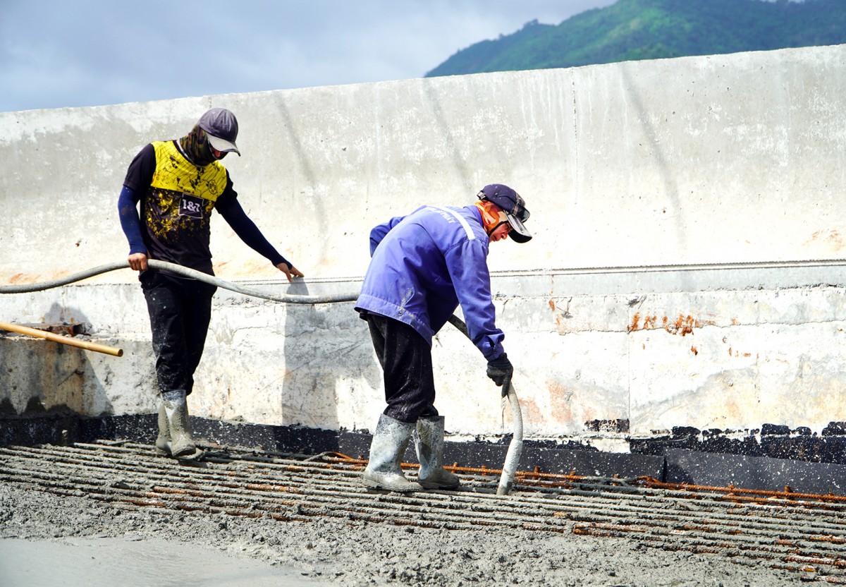 Dự án cao tốc Biên Hòa-Vũng Tàu đoạn qua địa phận Bà Rịa-Vũng Tàu là một trong những công trình đầu tư công trọng điểm đang được đẩy nhanh tiến độ. Trong ảnh: Thi công cao tốc Biên Hòa-Vũng Tàu đoạn qua xã Châu Pha, TX.Phú Mỹ.