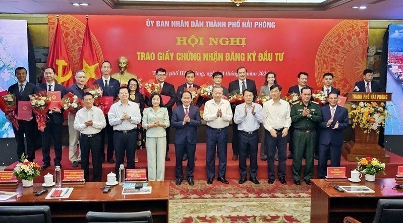 Hải Phòng trao Giấy chứng nhận đăng ký đầu tư cho các dự án trong KKT, KCN trong tháng 11