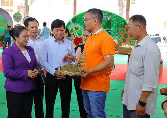 Đồng chí Lê Thị Kim Loan - Ủy viên Ban Thường vụ Tỉnh ủy, Trưởng Ban Tuyên giáo Tỉnh ủy (bìa trái) tham quan tại không gian triển lãm, trưng bày “Sản phẩm khởi nghiệp tiêu biểu và sản phẩm định hướng kinh tế xanh khu vực ĐBSCL”