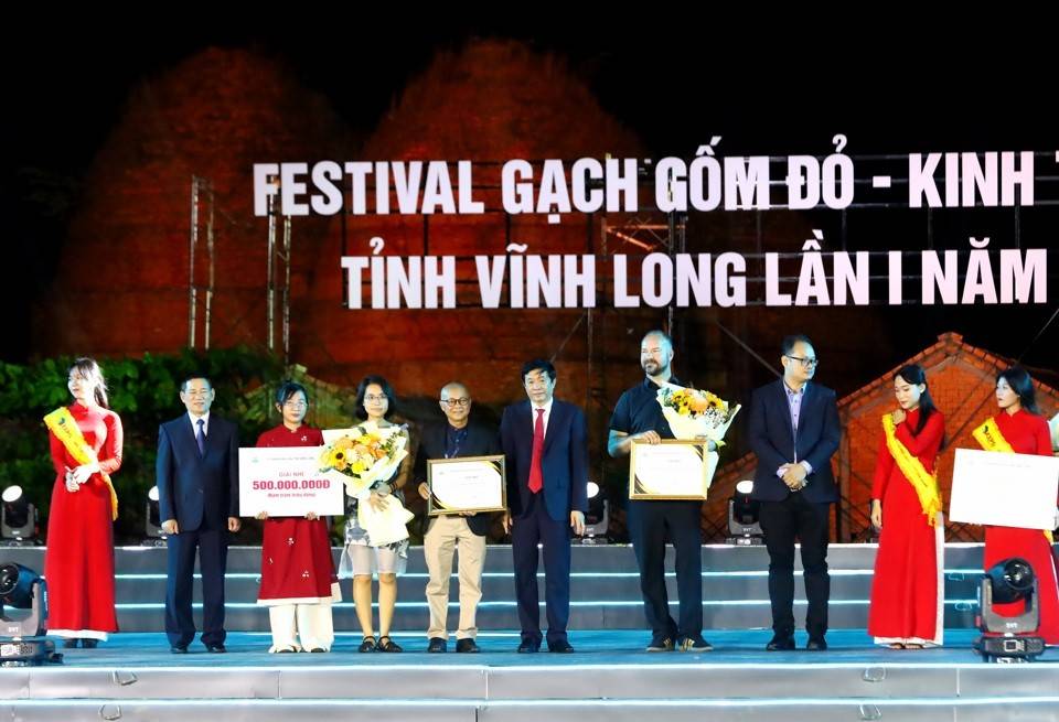 Phó Thủ tướng Hồ Đức Phớc cùng lãnh đạo tỉnh Vĩnh Long trao chứng nhận Ý tưởng kiến trúc Bảo tàng nông nghiệp vùng Đồng bằng sông Cửu Long.